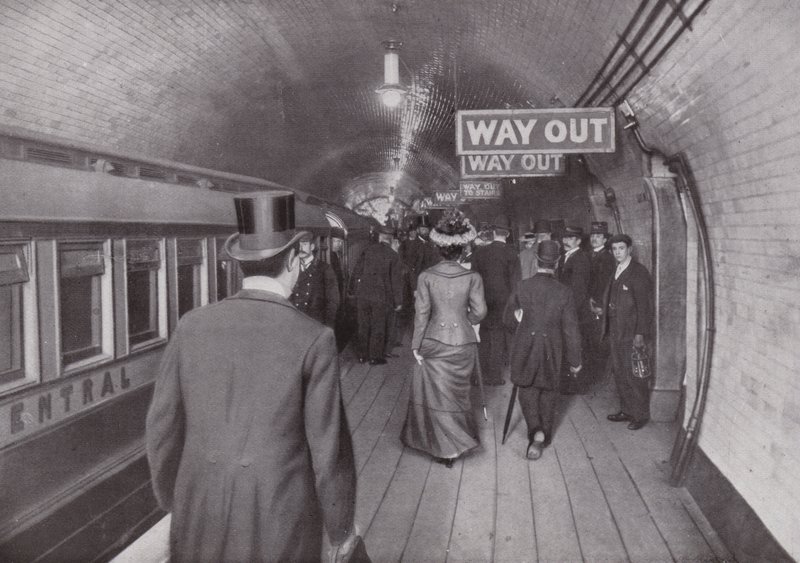 Na Bank Station Central London Railway, výstup od English Photographer