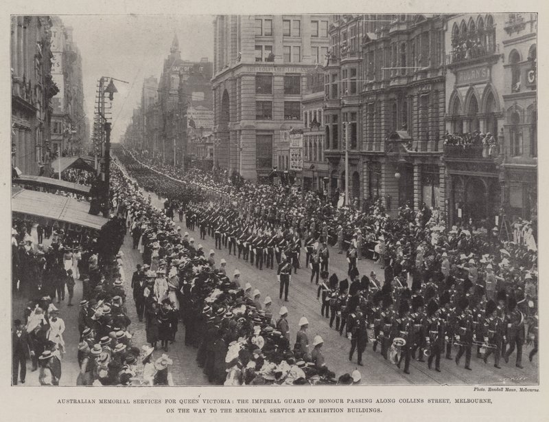 Australská vzpomínková služba pro královnu Viktorii, Imperial Guard of Honor procházející podél Collins Street, Melbourne, na cestě k Pamětní službě ve výstavních budovách od English Photographer