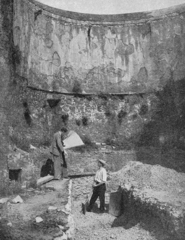 Bašta historické londýnské zdi, nalezená v Cripplegate, během vykopávek po 2. světové válce (černobílá fotografie) od English Photographer