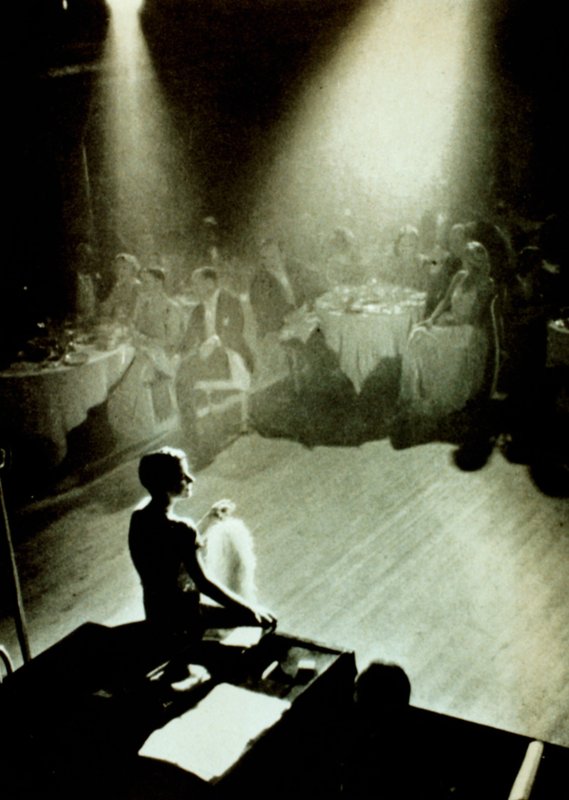 Beatrice Lillie, revuální umělkyně ve dvacátých letech pod záři reflektorů v Cafe de Paris od English Photographer