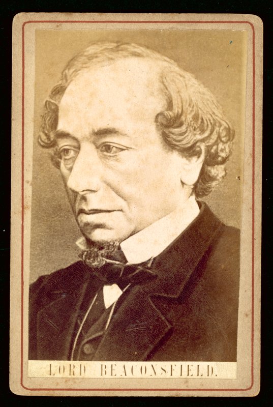 Benjamin Disraeli, Lord Beaconsfield, portrét (č/b foto) od English Photographer