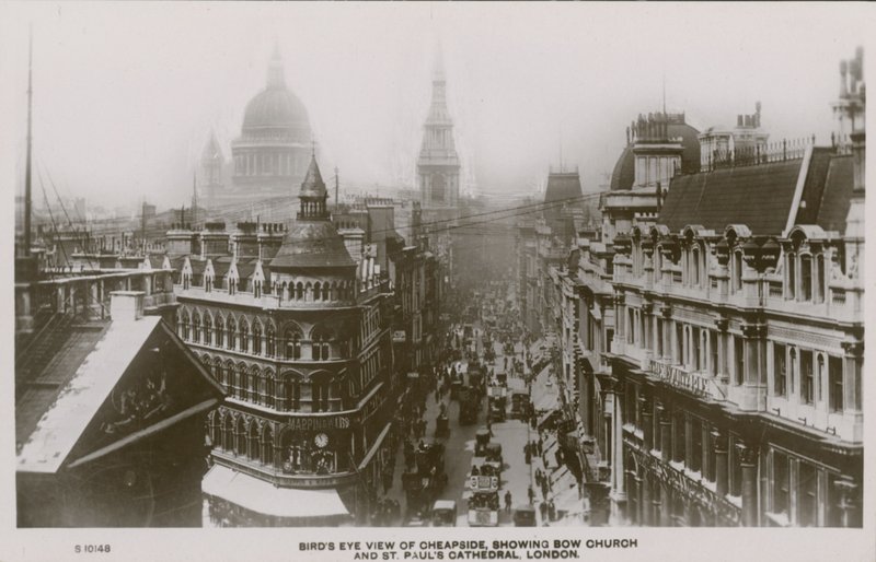 Pohled z ptačí perspektivy na Cheapside ukazuje Bow Church a St Pauls Cathedral, Londýn od English Photographer