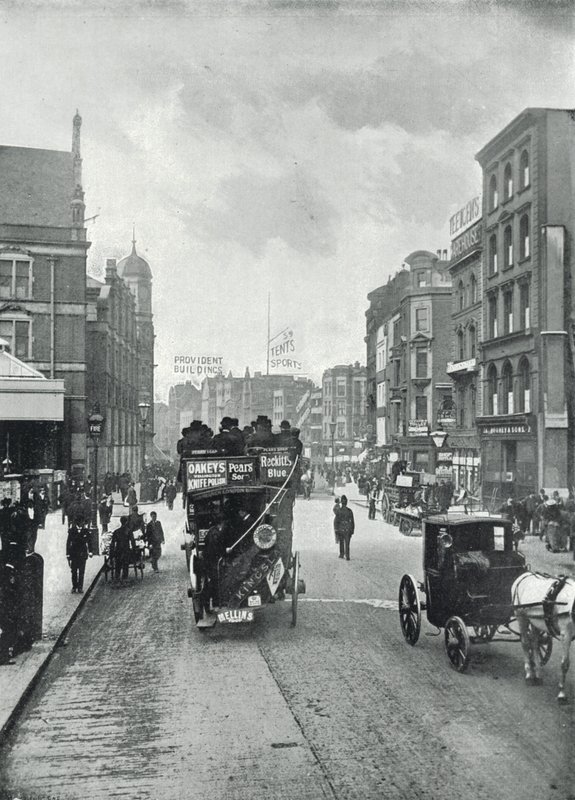 Bishopsgate Street (bez), při pohledu na východ z blízkosti Liverpool Street (černobílá fotografie) od English Photographer