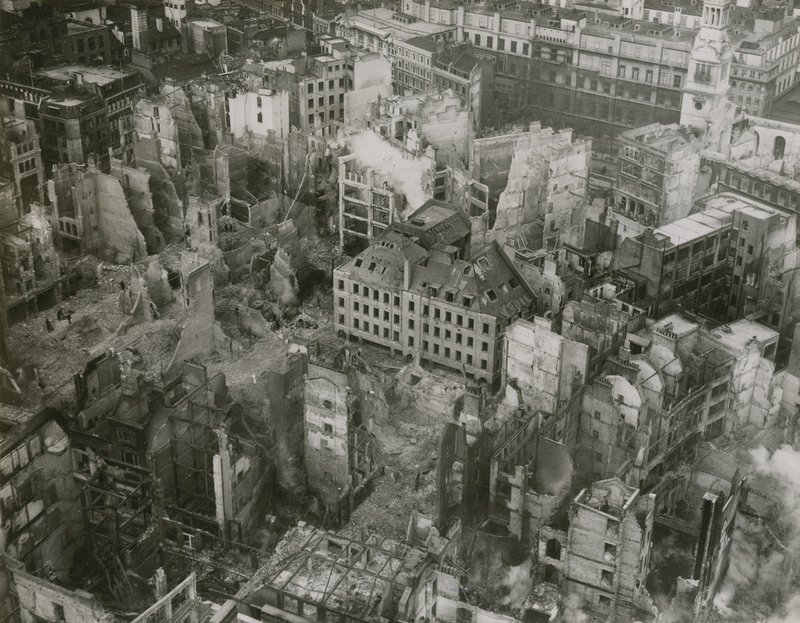 Obrázek poškození bombou z vrcholu katedrály St Pauls od English Photographer