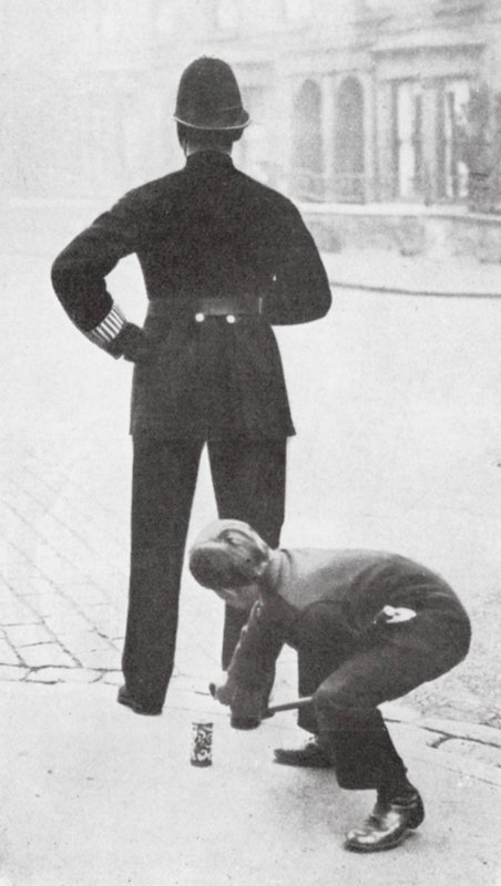 Chlapec si dělá legraci z policisty (čb fotografie) od English Photographer
