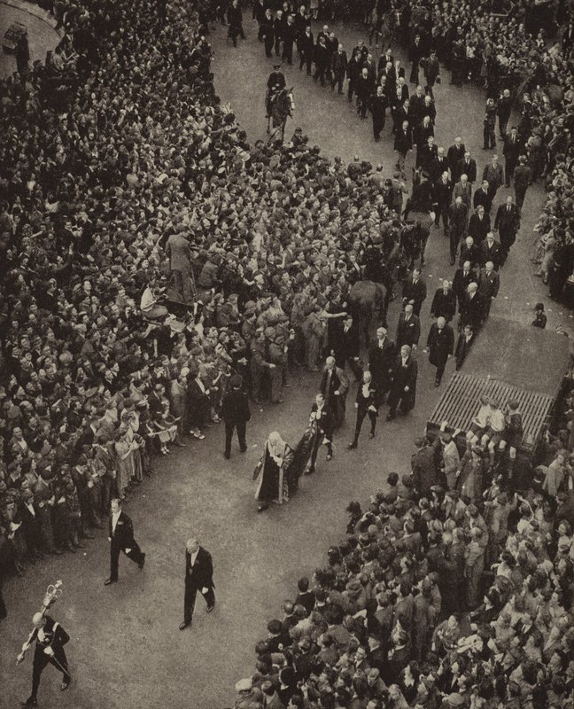 Britannian pääministeri Winston Churchill ja hänen kabinettinsa kävelemässä Pyhän Margaretin kirkolle Westminsterissä kiitospalvelukseen natsi-Saksan hyökkäyksen uhalta vapautumisesta, 8. toukokuuta 1945 (m/v kuva) od English Photographer