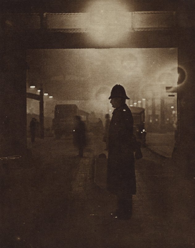 Britský policista na zamlžené ulici (černobílá fotografie) od English Photographer