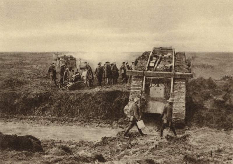 Britská tanková eskadra míjela dělostřelecké pozice u Graincourtu na cestě k útoku na Bourlon Wood, bitva u Cambrai, Francie, první světová válka, listopad 1917 (černobílé foto) od English Photographer