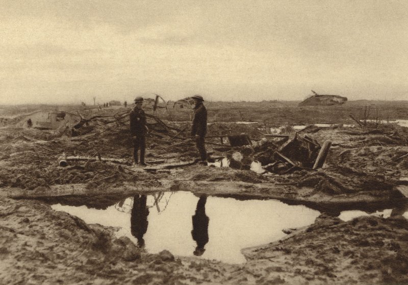 Britské tanky uvízly v bahně, než se dostaly k německým liniím u Ypres v Belgii, 1. světová válka od English Photographer