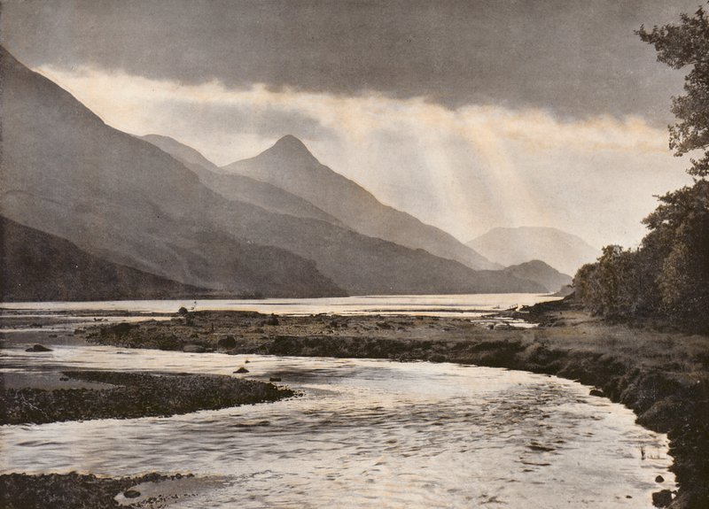 Zádumčivá bouře nad Pap of Glencoe (kolorovaná fotografie) od English Photographer