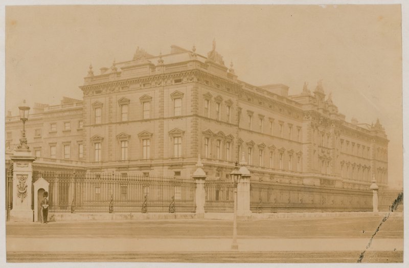 Buckinghamský palác, 1876 od English Photographer