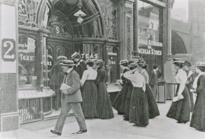 Zahradní slavnost v Buckinghamském paláci, 1911 od English Photographer