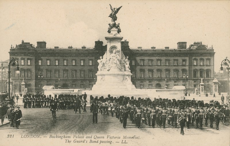 Buckinghamský palác a památník královny Viktorie; Prochází gardová kapela od English Photographer