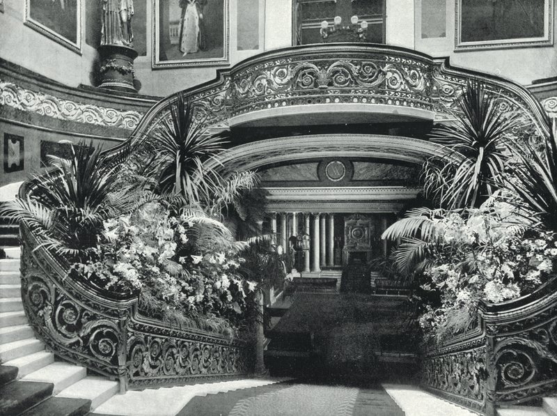 Buckinghamský palác, Velké schodiště (černobílá fotografie) od English Photographer