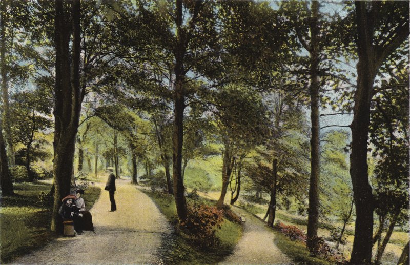 Buxton, Serpentine Walk od English Photographer