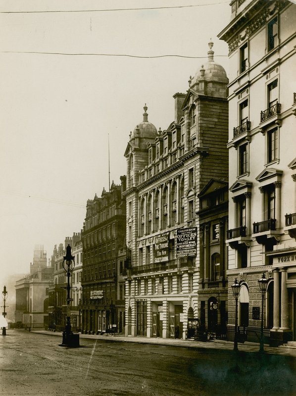 Carlton House, postavený na místě kaple svatého Filipa na Regent Street v Londýně v roce 1904. od English Photographer