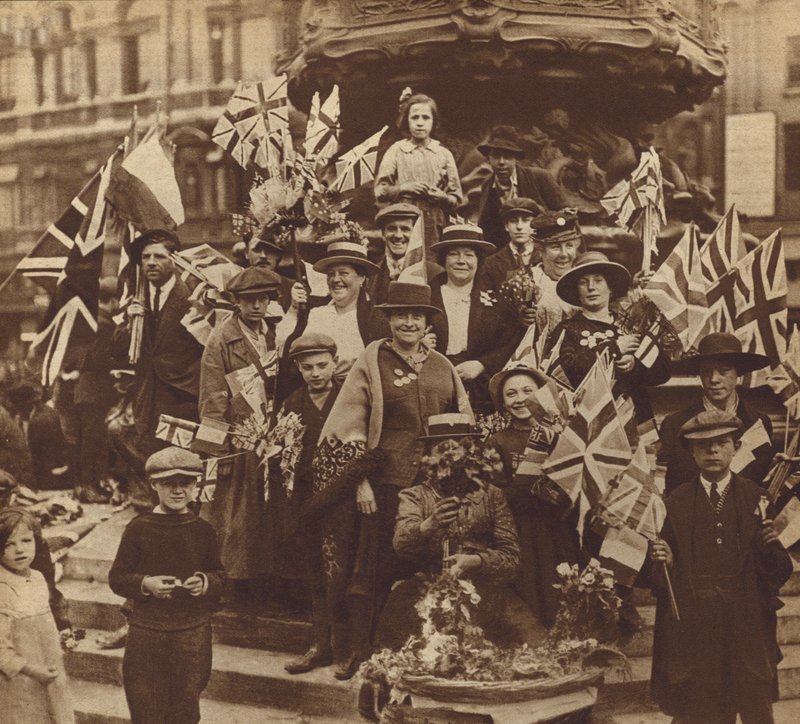 Oslava vítězství v první světové válce na Piccadilly Circus v Londýně od English Photographer