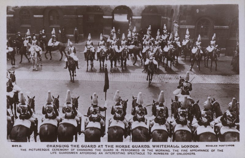 Výměna stráží, Horse Guards, Whitehall, Londýn (č/b foto) od English Photographer