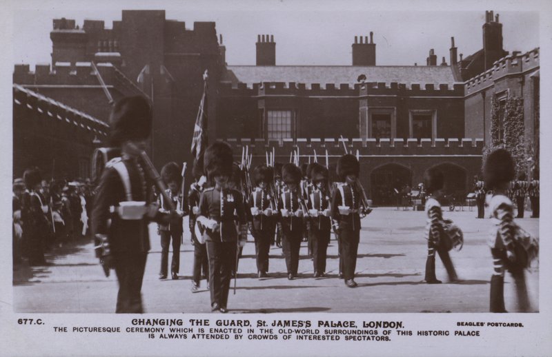 Výměna stráží, St James’s Palace, Londýn (č/b foto) od English Photographer