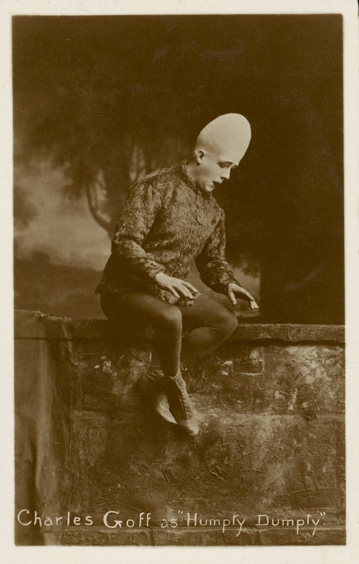 Charles Goff jako Humpty Dumpty (čb fotografie) od English Photographer
