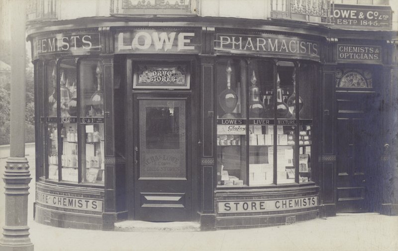 Drug Store Charles Lowe & Co, Newbury, Berkshire (černobílá fotografie) od English Photographer