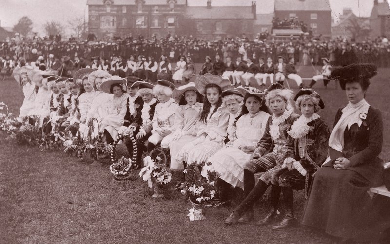 Dětští účastníci maškarní soutěže, kolem roku 1910 (černobílý fotograf) od English Photographer