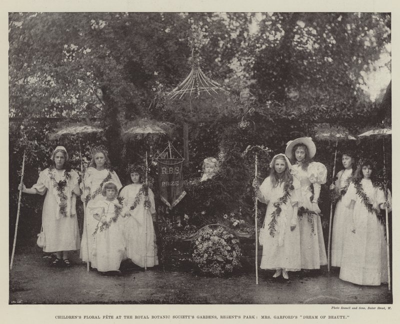 Dětská květinová slavnost v zahradách Royal Botanic Society, Regents Park, Sen paní Garfordsové o kráse od English Photographer