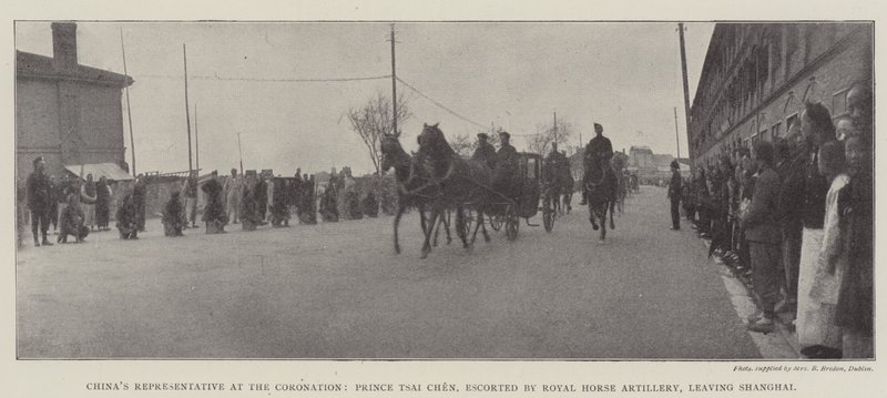 Čínský zástupce na korunovaci, princ Tsai Chen, doprovázený Royal Horse Artillery, opouští Šanghaj od English Photographer