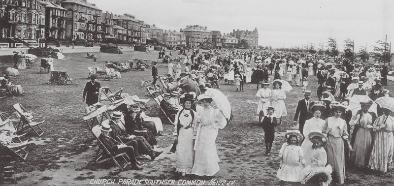 Kostelní průvod, Southsea Common (čb fotografie) od English Photographer