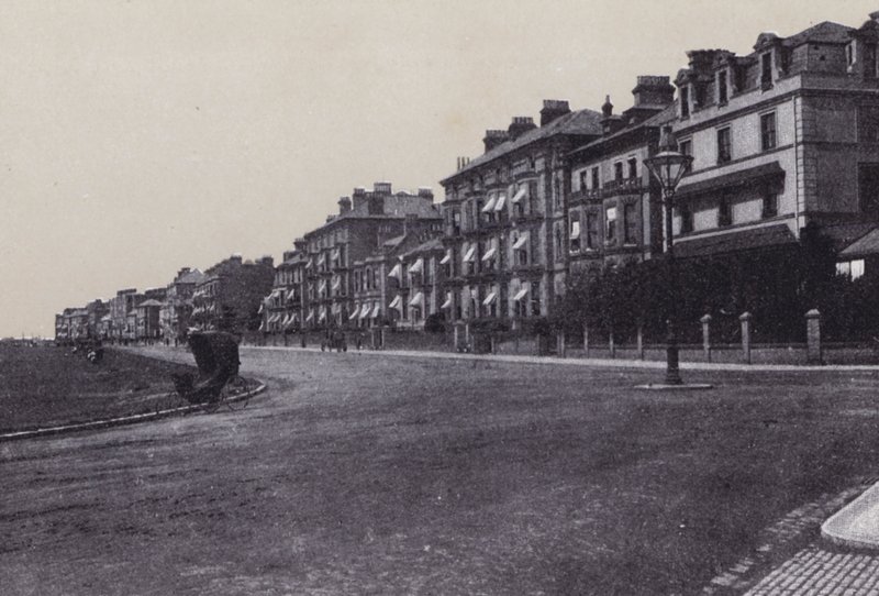 Clarence Parade, Southsea (černobílá fotografie) od English Photographer