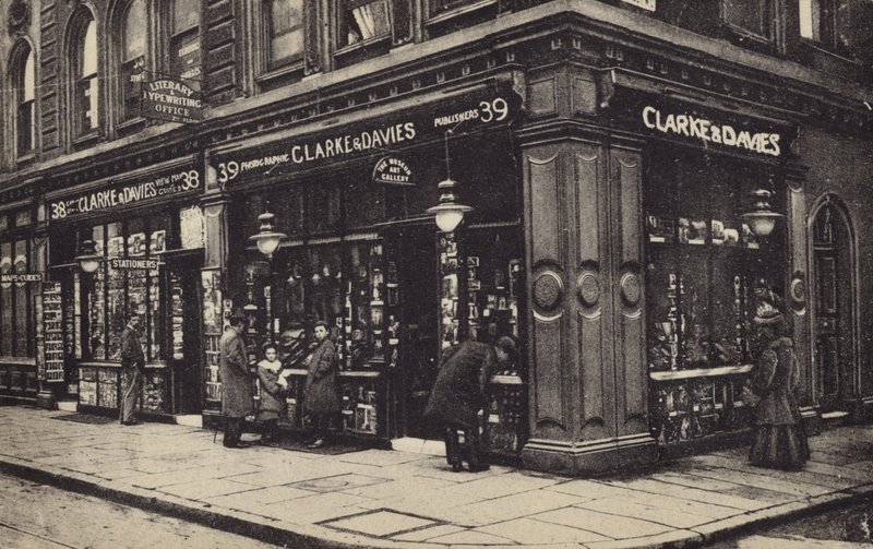 Clarke a Davies od English Photographer