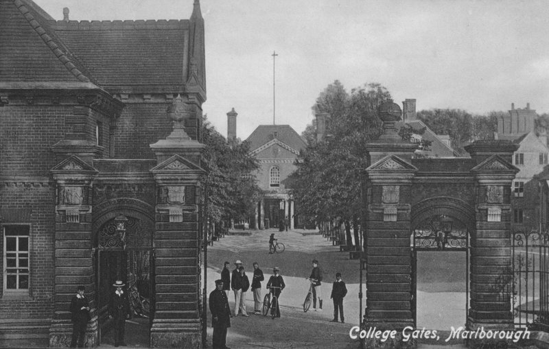 College Gates, Marlborough College, Wiltshire (černobílá fotografie) od English Photographer