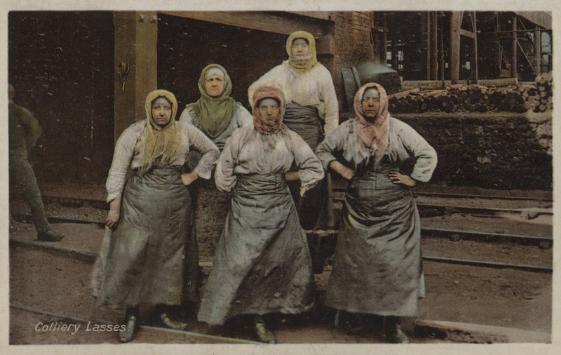 Colliery Lasses (barevné foto) od English Photographer