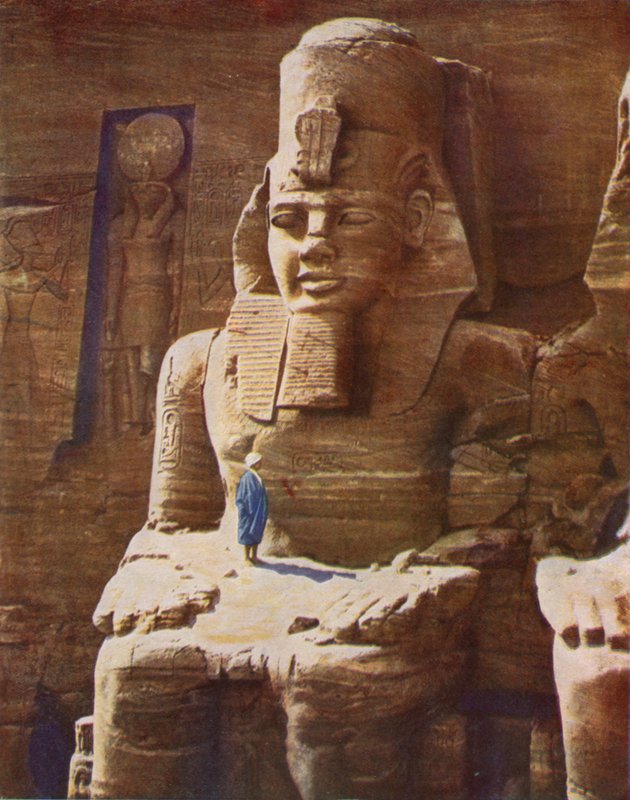 Kolosální sedící postava Rameses II v Abu-Simbel (barevné foto) od English Photographer