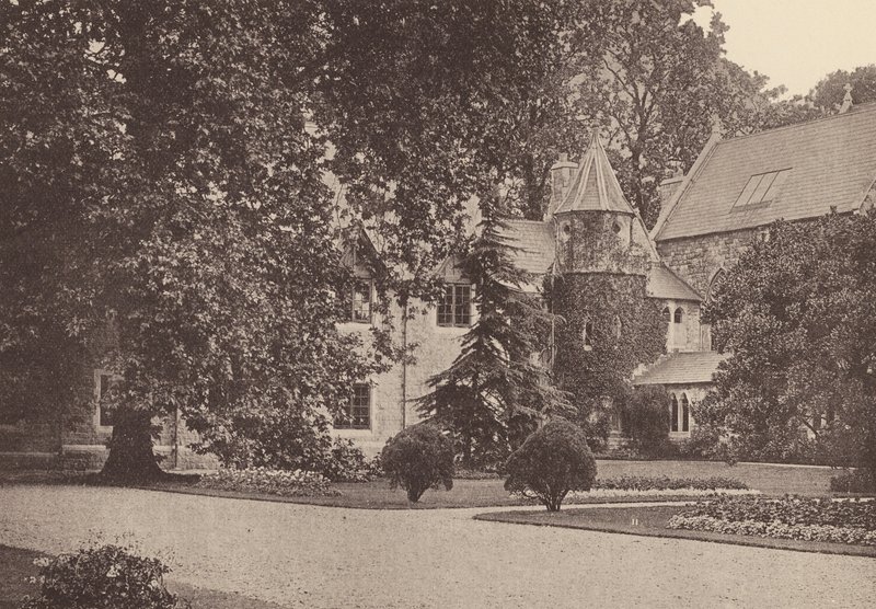 Klášter Nejsvětějšího srdce, Roehampton: (čb fotografie): východní část terasy a rekolekční dům (čb fotografie) od English Photographer