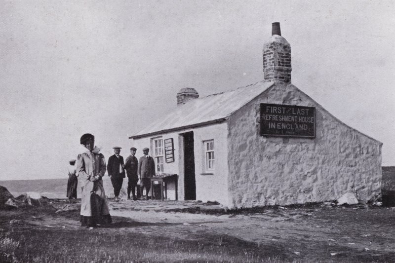 Cornwall: První a poslední dům, Konec země (černobílá fotografie) od English Photographer