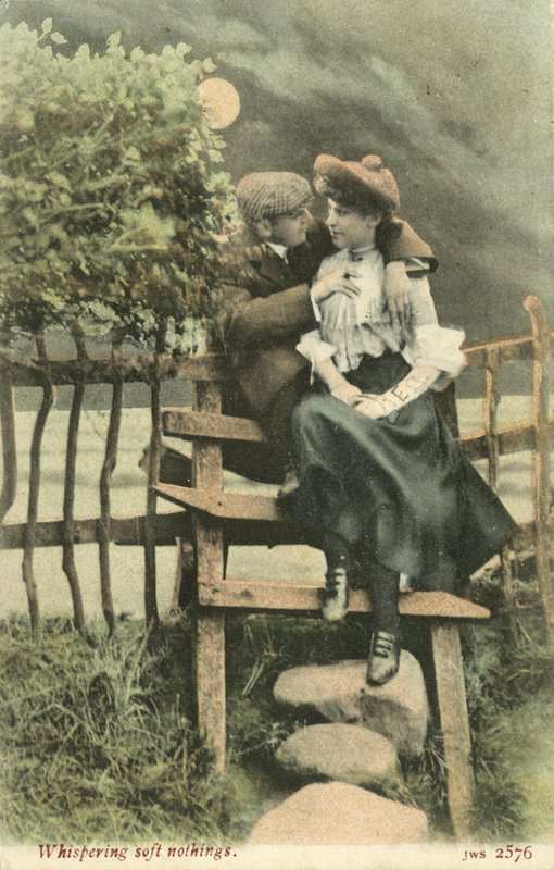 Pár se objímá ve venkovském stylu (barevná fotografie) od English Photographer