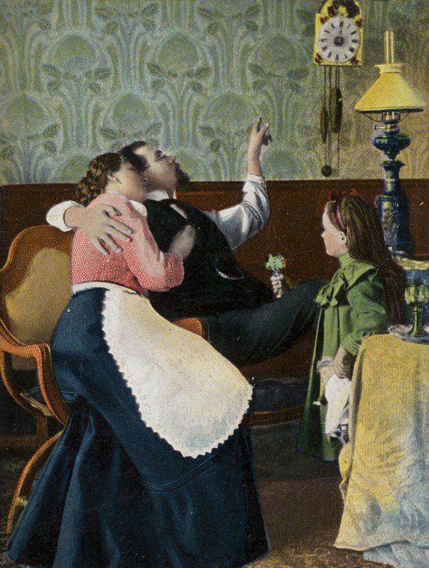 Pár se dívá na čas se svým malým dítětem (chromolitho) od English Photographer