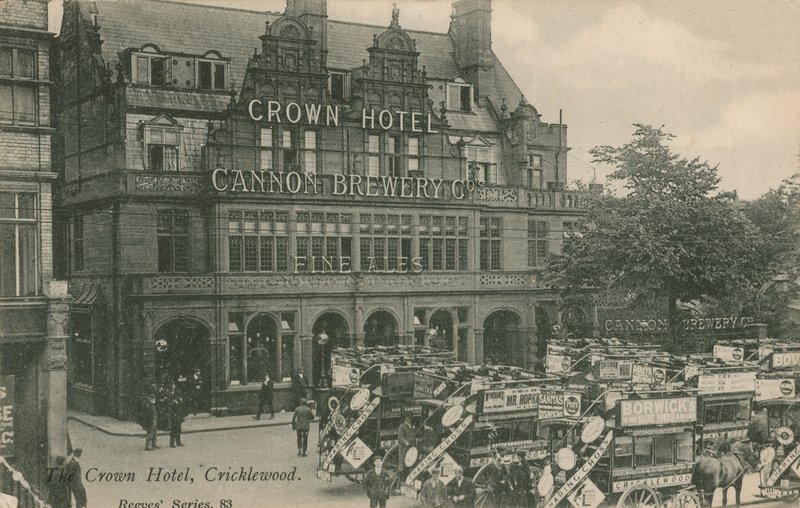 Crown Hotel, Cricklewood od English Photographer