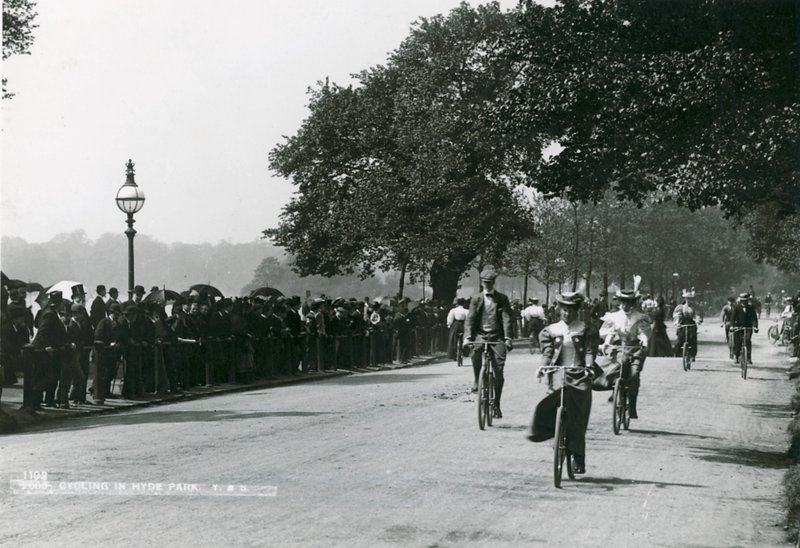 Cyklistika v Hyde Parku, c 1895 od English Photographer