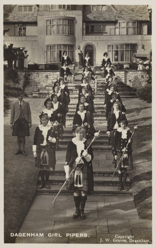 Dagenham Girl Pipers, Essex (černobílá fotografie) od English Photographer