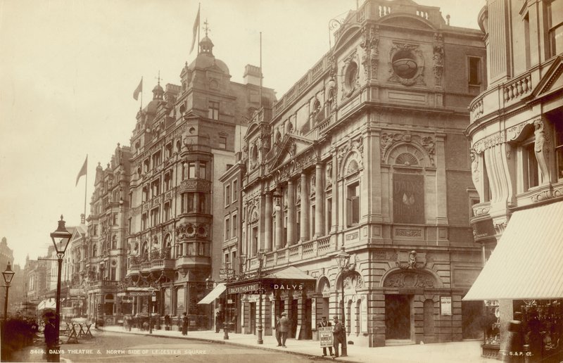 Dalys Theatre a severní strana Leicester Square, Londýn od English Photographer