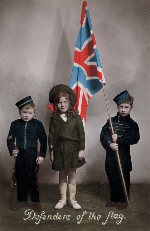 Obránci vlajky, tři děti v uniformě s Union Jack (foto) od English Photographer