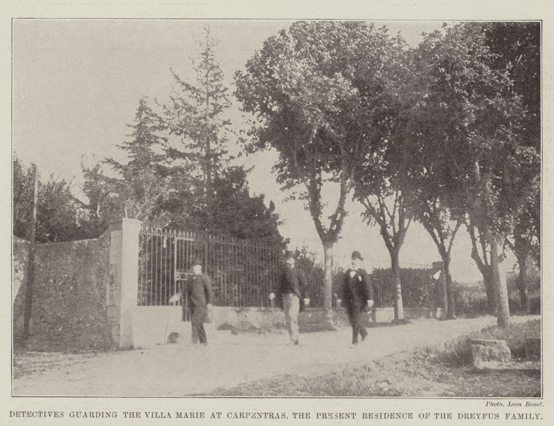 Detektivové střežící vilu Marie v Carpentras, současném sídle rodiny Dreyfusů od English Photographer
