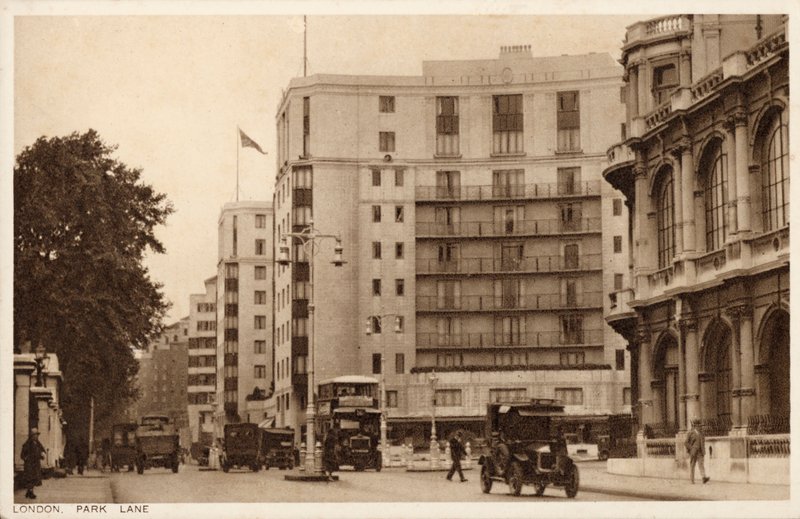 Dorchester Hotel, Park Lane, Londýn (černobílá fotografie) od English Photographer