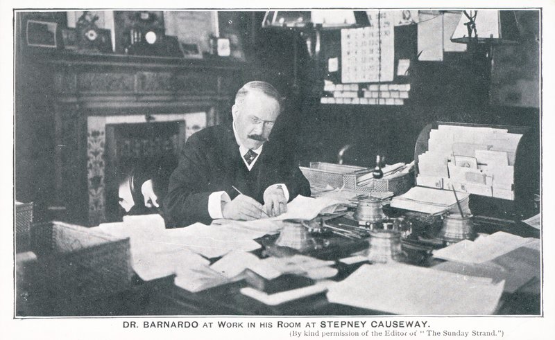Doktor Barnardo při práci ve svém pokoji na Stepney Causeway od English Photographer