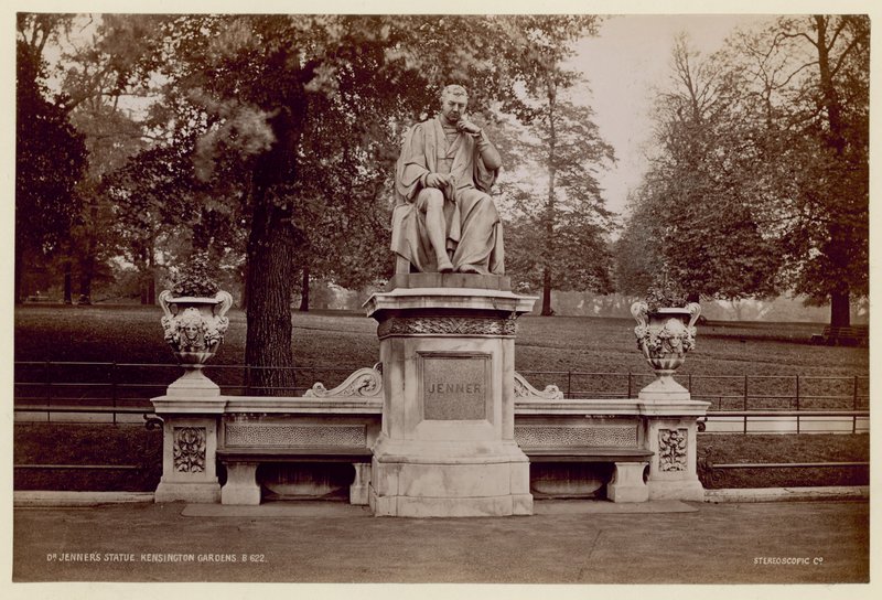 Socha Dr Jenners v Kensington Gardens od English Photographer