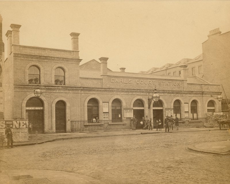 Nádraží Earls Count - vchod na Earls Court Road; fotografie pořízená C. Lathamem v roce 1878 od English Photographer