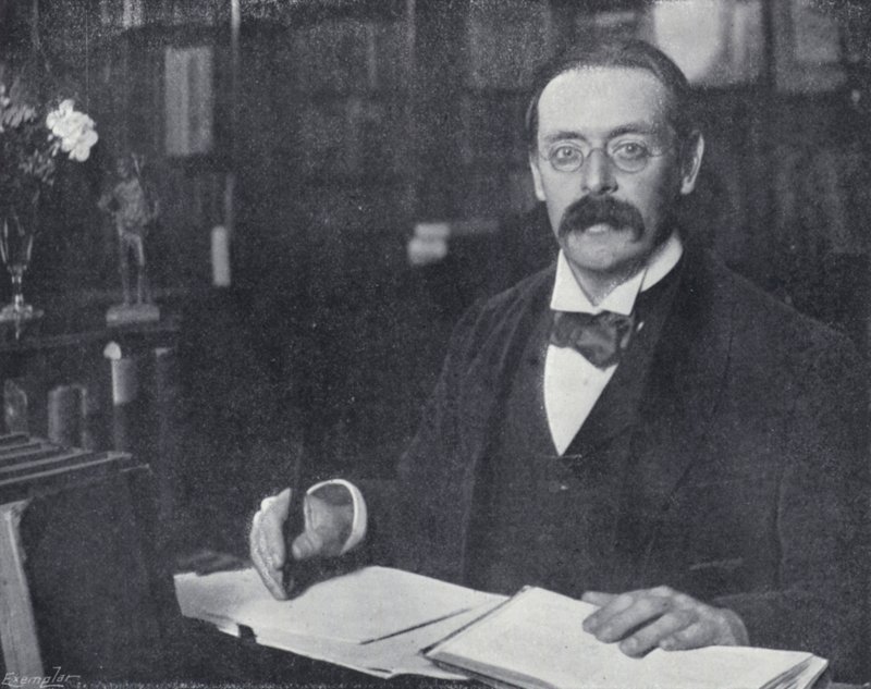 Edmund Gosse ve své pracovně (černobílá fotografie) od English Photographer