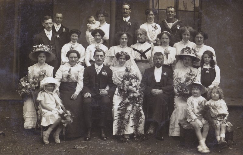 Edwardská svatební fotografie, asi 1910 (čb fotografie) od English Photographer